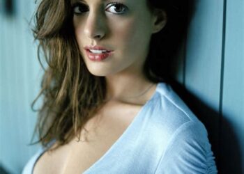 Anne Hathaway Net Worth; How Rich is Anne Hathaway?